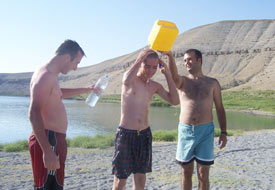 'Şifa' için su bidonlarıyla duş