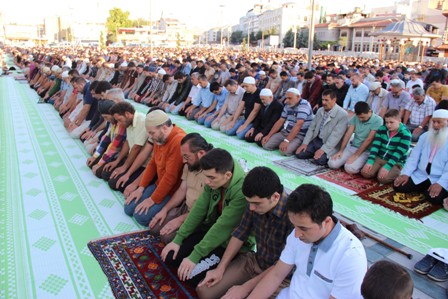 Bayram namazını kılmak isteyenler camilere akın etti