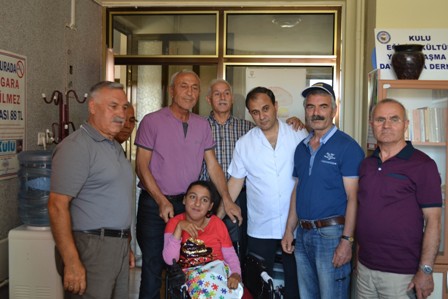Akülü arabasıyla iki bayramı bir arada yaşadı