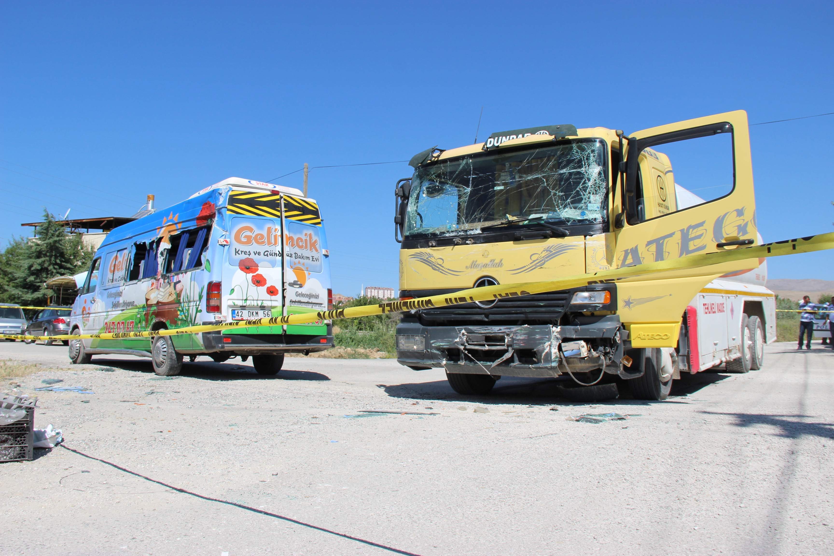 Konya'da mazot tankeri kreş servisiyle çarpıştı