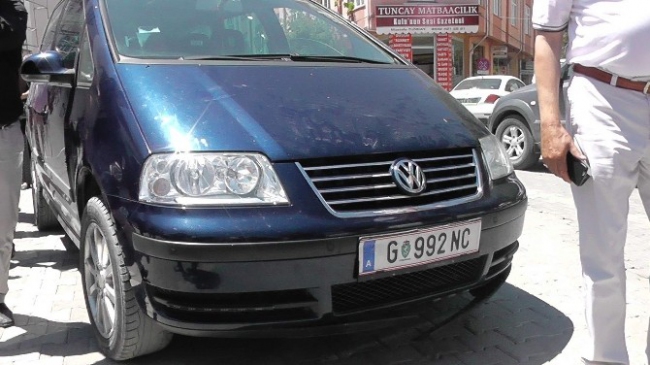 Otomobili Durdurmak İsterken Yaralandı