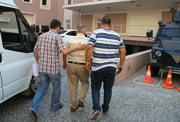 İzmir'de ''Paralel Devlet Yapılanması''na yönelik operasyon
