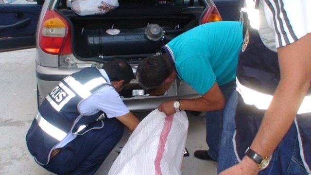 Otomobil Kaçak Sigara Deposu Çıktı