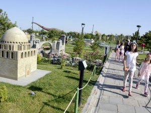 1 milyon kişi ziyaret etti