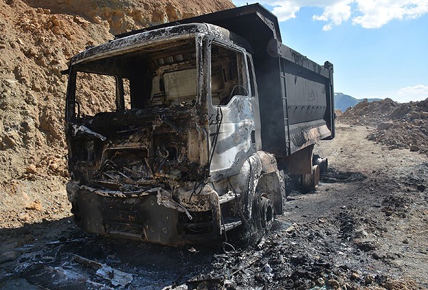 Ağrı'da, teröristler 7 aracı ateşe verdi
