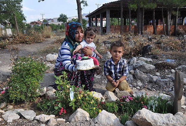 Madenci kızı ilk doğum gününü mezarlıkta kutladı
