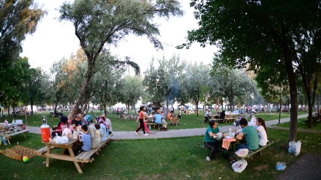 Vatandaşlar Sıcaklarda Parklara Akın Ediyor