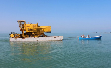 Biçerdöverler sal üzerinde gölden adaya taşınıyor