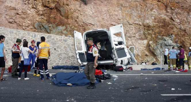 Minibüs duvara çarptı: 9 ÖLÜ