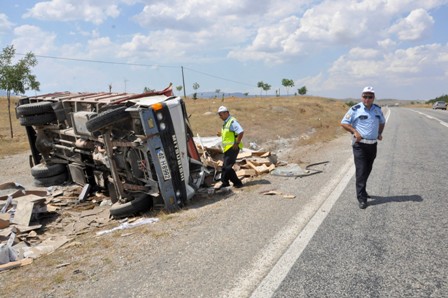 Konya'da inşaat malzemesi yüklü kamyon devrildi: 1 ölü