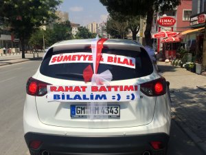 Gelin arabalarının ‘sıra dışı’ yazıları gülümsetiyor