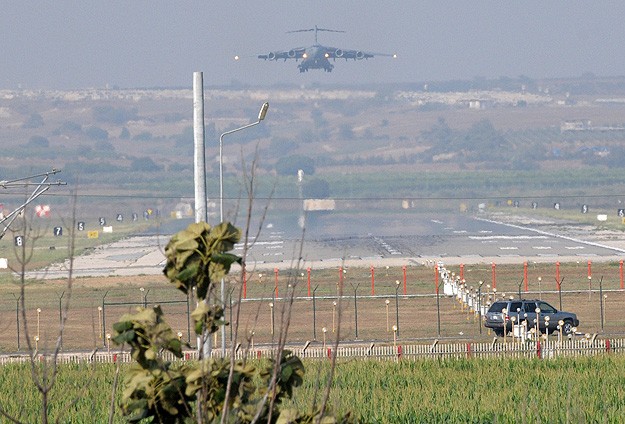 8 ABD askeri uçağı İncirlik Üssü'nde