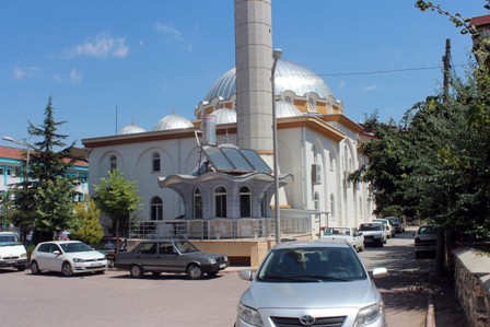 Camiye giren hırsızlık şüphelisi güvenlik kamerasında