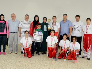 Başkan Toru şampiyonları ödüllendirdi