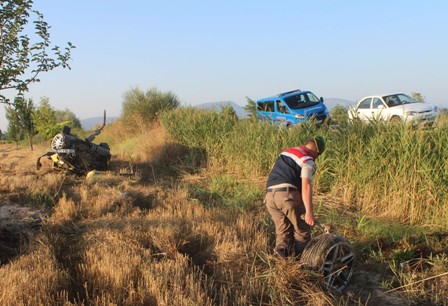 Otomobil tarlaya devrildi