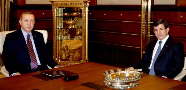 Ahmet Davutoğlu görevi iade etti