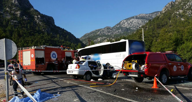 Antalya'da otobüs ile otomobil çarpıştı: 5 ölü, 1 yaralı