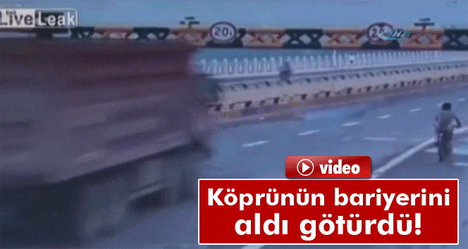 Kamyon köprünün bariyerine böyle çarptı