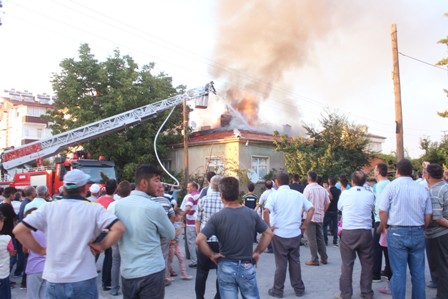 Evin çatısı alev alev yandı