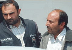 Kundakçıyı kumaş parçası yakalattı