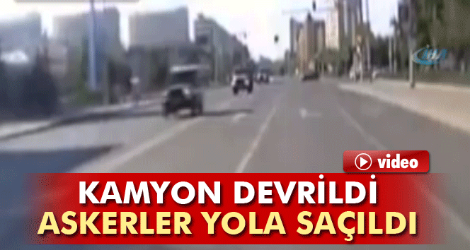 Kamyon devrildi: Askerler yola saçıldı