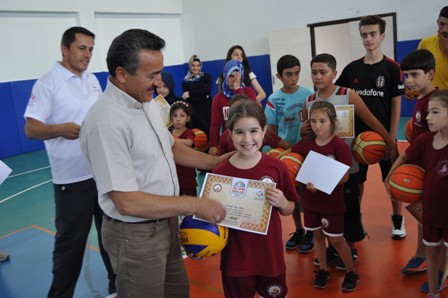 Yaz okulları öğrencileri belgelerini aldı