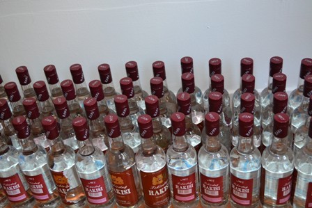 50 şişe kaçak rakı ele geçirildi