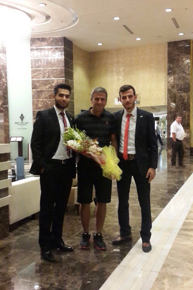 Fair Play Topluluğu üyeleri Hamzaoğlu’na çiçek takdim etti