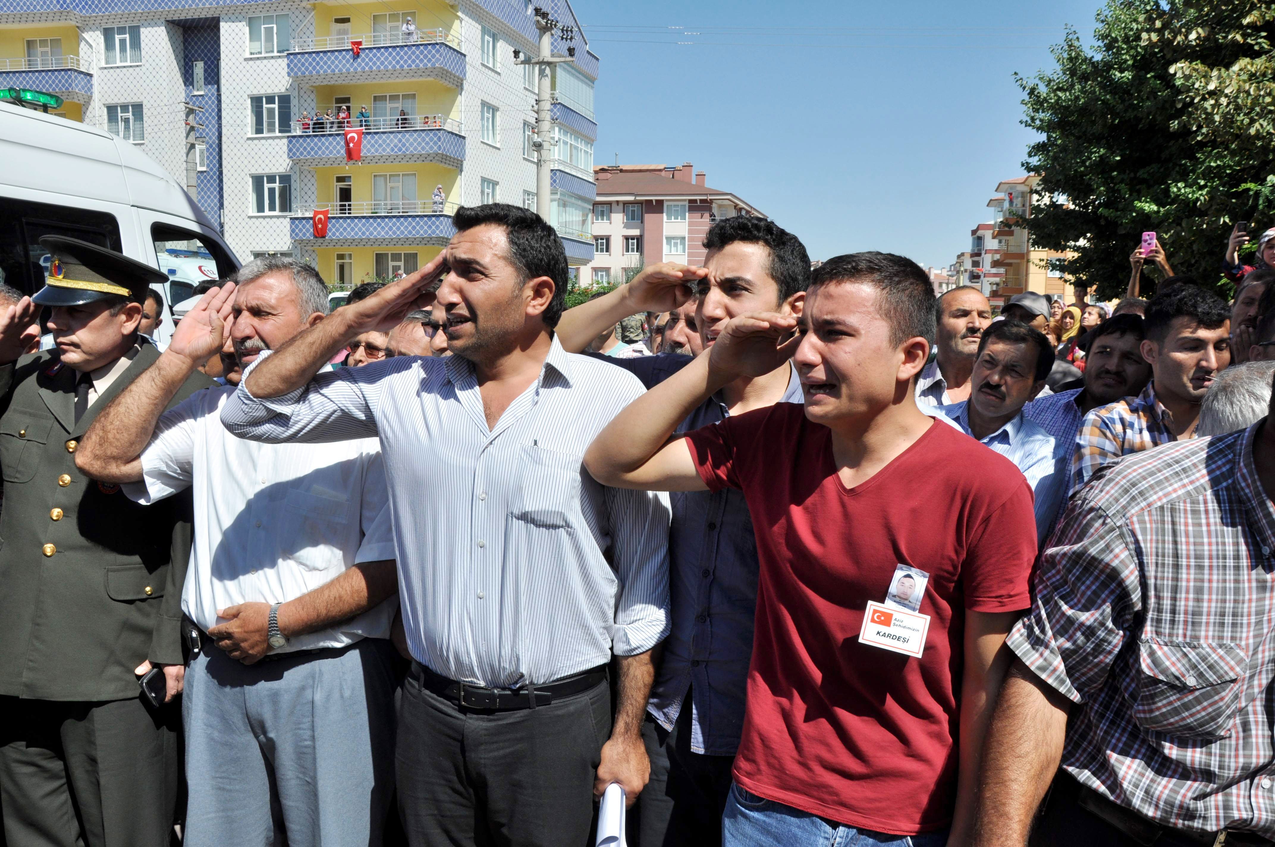 Şehidi kardeşleri baba ocağında asker selamıyla karşıladı