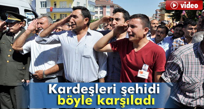 Kardeşleri şehidi asker selamı ile karşıladı