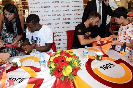 Emre Çolak ve Lıonel Carole taraftarlarla buluştu