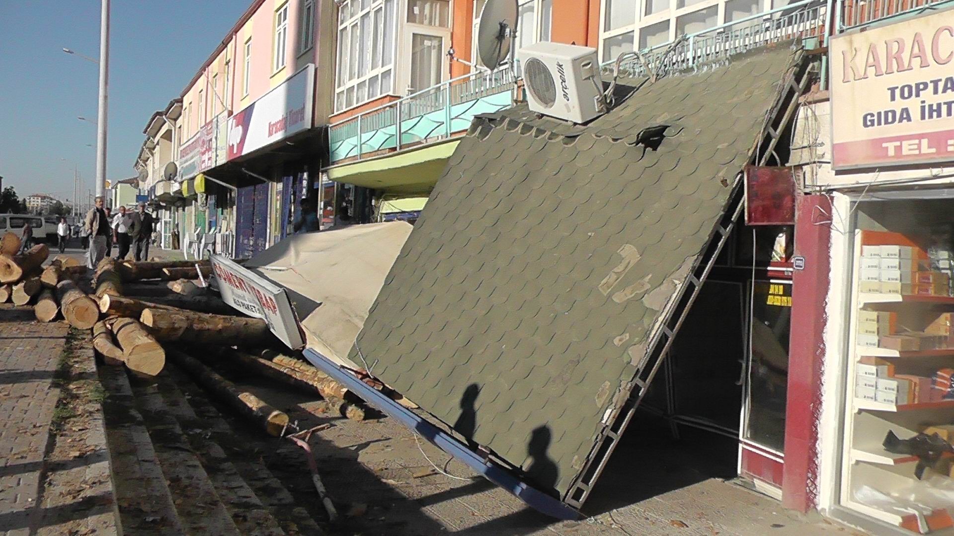 Konya'da tomruk yüklü tır devrildi iş yerleri zarar gördü
