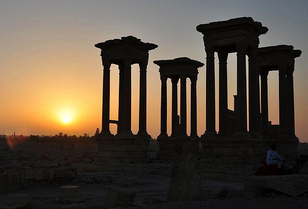 DAEŞ, Palmira'da tarihi tapınağı yıktı