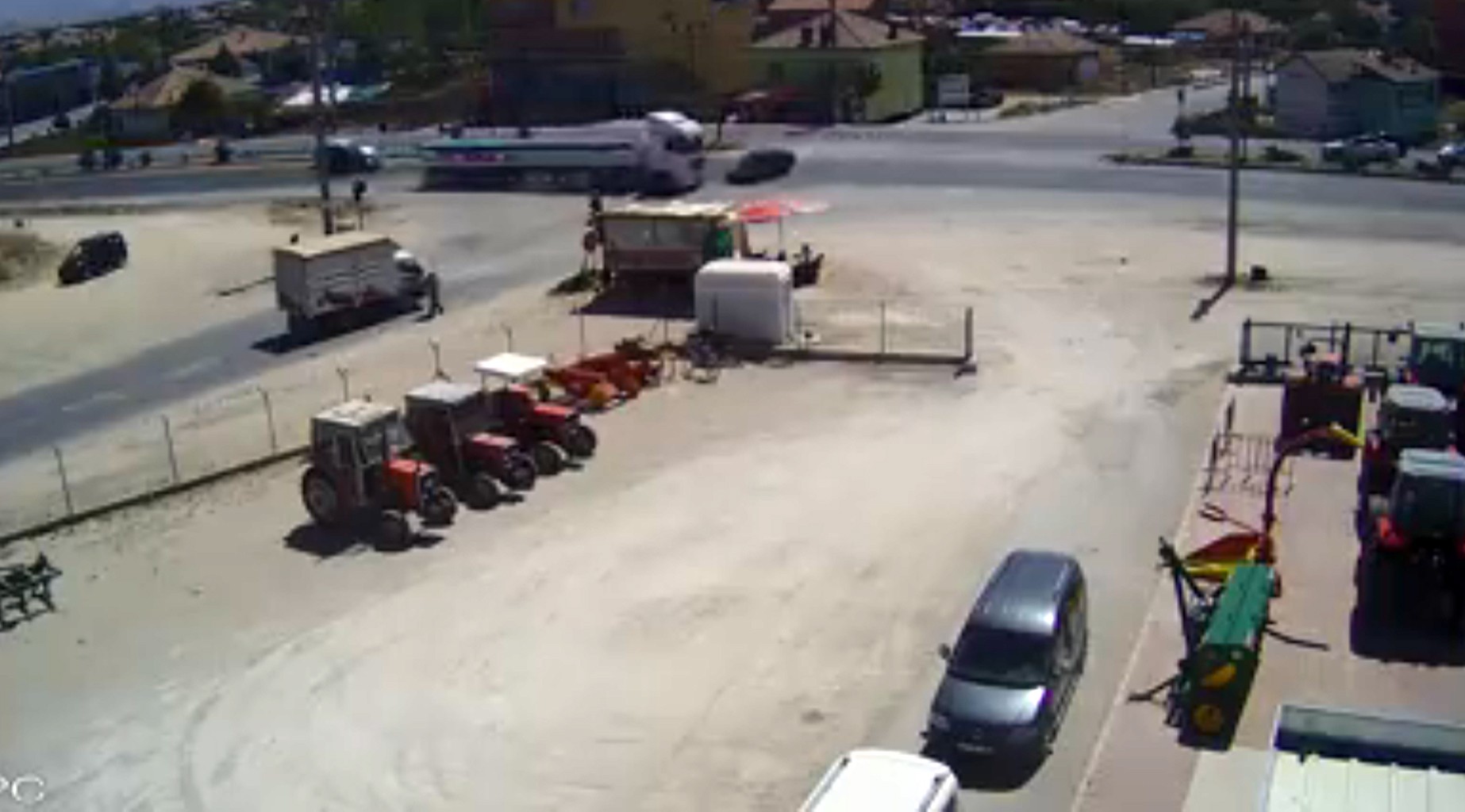 Konya'da tır'ın otomobille çarpışması güvenlik kamerasında