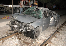 Alkollü sürücü tramvay yoluna uçtu