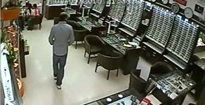 15 bin liralık saat hırsızlığı güvenlik kamerasında