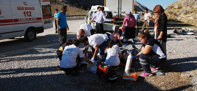 AKSEKİ-SEYDİŞEHİR YOLUNDA KAZA: 2 ÖLÜ, 4 YARALI