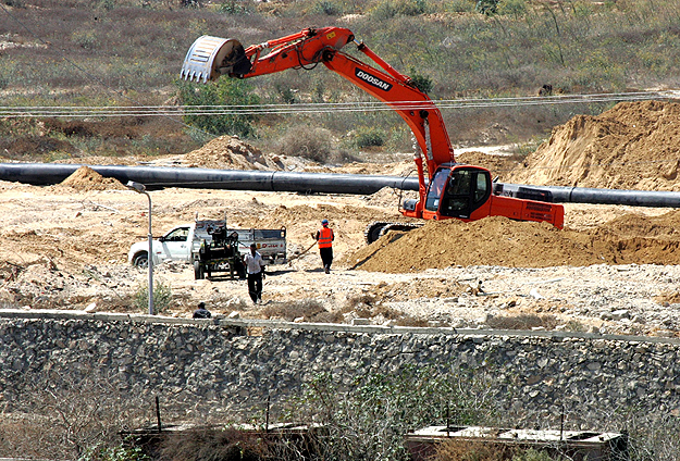 Mısır'ın Gazze sınırına boru döşemesi