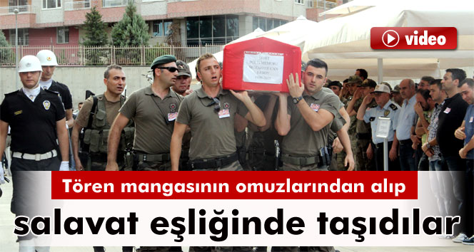 Özel harekat polisleri şehit cenazelerini salavatlar eşliğinde taşıdı