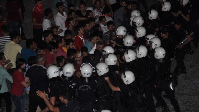 Konya'da Vatandaşlar Hdp İl Başkanlığına Yürüdü
