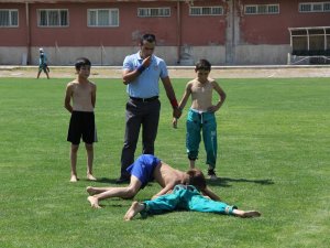 Minik pehlivanlar çimde boy gösterdi