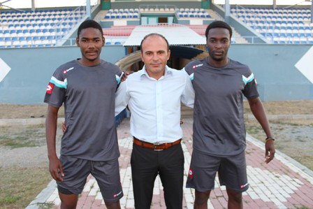 İki siyahi futbolcuyu deniyor