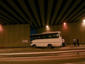 Konya'da servis midibüsü duvara çarptı: 15 yaralı