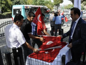 KTO tarafından 10 bin bayrak dağıtıldı