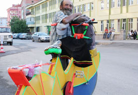 Rengarenk bisikletiyle il il dolaşıyor