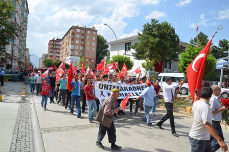 Şehit annesi eyleme katılarak terörü lanetledi
