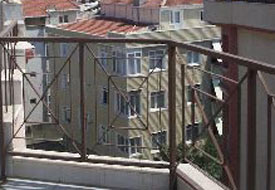 Evlerinin terasından düşen çocuk öldü