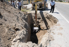 Belediye işçileri toprak altında kaldı