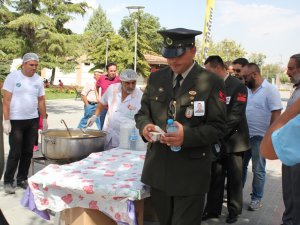 Ribat şehitlerimiz için helva dağıttı