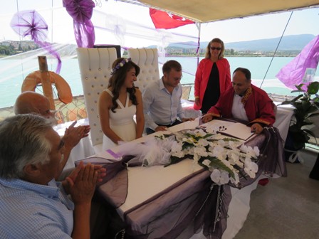 Göl üzerinde dünya evine girdiler